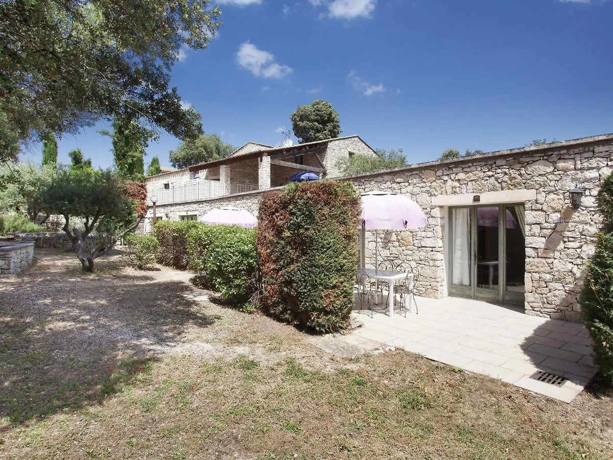 Neat Holiday Home With Ac, 3 Km From The Center Of Gordes Frankrig