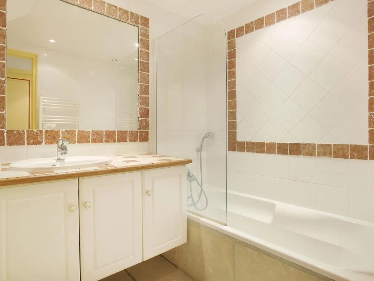 Neat Holiday Home With Ac, 3 Km From The Center Of Gordes Frankrig